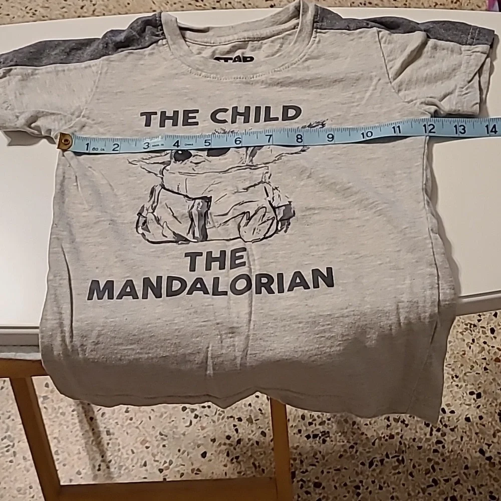 Star Wars boys size 5 baby Yoda T-shirt EUC